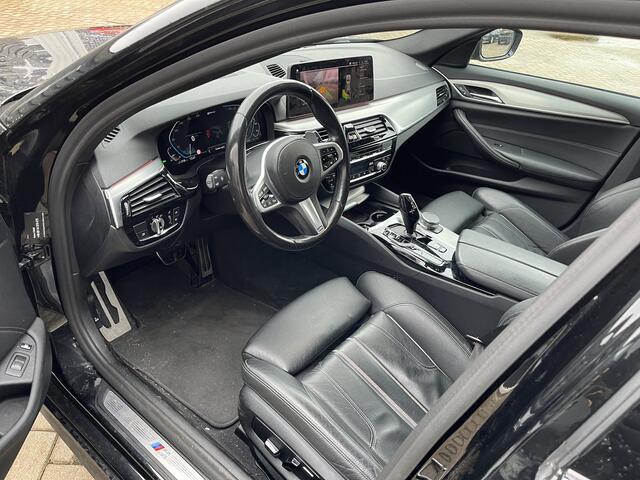 BMW 5-SERIE Touring 530e xDrive Business Edition Plus M-Pakket / Leer / Hud / Clima / Sportstoelen / Carplay