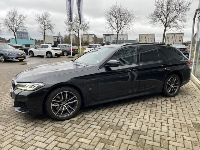 BMW 5-SERIE Touring 530e xDrive Business Edition Plus M-Pakket / Leer / Hud / Clima / Sportstoelen / Carplay