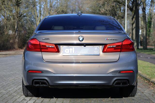 BMW 5-SERIE M550i xDrive High Executive Vol | HUD | Schuifdak | B&W | Soft Close | Massage | Driv ass plus | Standkachel | 360 | DAB | Stoelventilatie | Elektr. trekhaak | Ambient Air | Stuurwielverwarming | Etc.