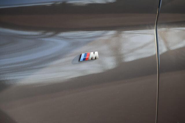 BMW 5-SERIE M550i xDrive High Executive Vol | HUD | Schuifdak | B&W | Soft Close | Massage | Driv ass plus | Standkachel | 360 | DAB | Stoelventilatie | Elektr. trekhaak | Ambient Air | Stuurwielverwarming | Etc.