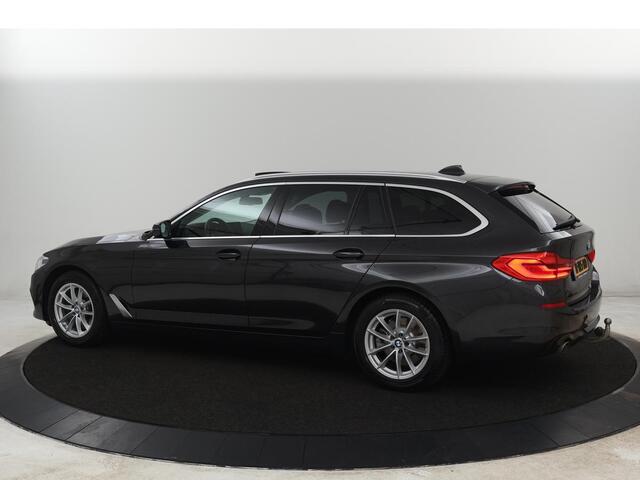 BMW 5-SERIE 520i High Executive | Panoramadak | Leder | Trekhaak | Stoelverwarming | Camera | Live Cockpit | Park Assist | Carplay | Full LED | Navigatie | Climate control | Cruise control