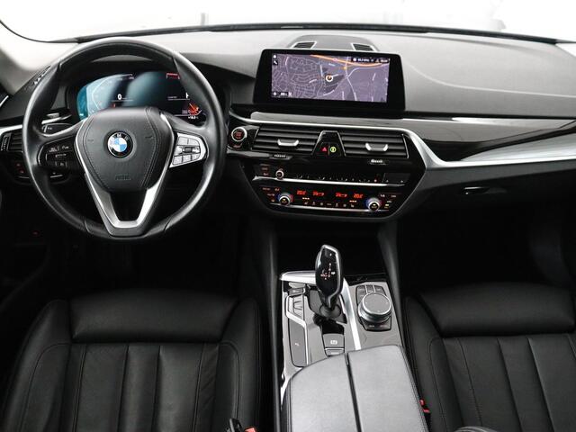 BMW 5-SERIE 520i High Executive | Panoramadak | Leder | Trekhaak | Stoelverwarming | Camera | Live Cockpit | Park Assist | Carplay | Full LED | Navigatie | Climate control | Cruise control