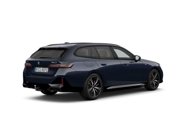 BMW 5-SERIE Touring 550e xDrive / Driving Assistant Professional / Glazen Panoramadak / Harman-Kardon / Head-Up / Adaptief onderstel professional / Trekhaak Zwenkbaar