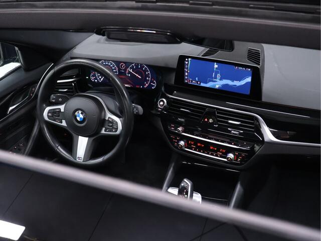 BMW 5-SERIE Touring 520i High Executive Edition [SCHUIFDAK, MEMORY SEATS, CAMERA, HEAD UP DISPLAY, VOL LEDER, SPORTSTOELEN, NIEUWSTAAT]