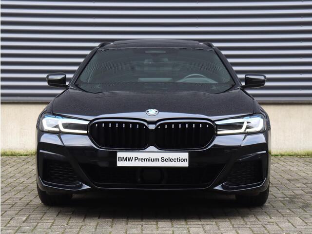 BMW 5-SERIE Touring 540i xDrive | High Executive | M Sportpakket Pro | Panodak | Trekhaak | Head-Up | M Stoelen | Entertainmentsysteem Professional achterin | Harman Kardon | Driving Assistant Prof. | Comfort Access | 20'' LMV