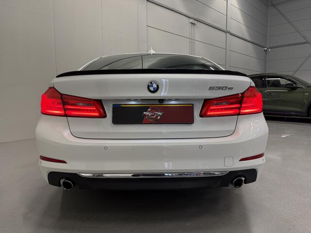 BMW 5-SERIE 530e iPerformance High Exe LED/MEMORY+VENTILATIE/VIRTUAL/CAMERA/SFEER/18"M-SPORT/DONKERE-HEMEL/PDC+ASSISTENT/AFN.TREKHAAK/SHADOW-LINE/ORIG. NL AUTO PERFECT ONDERHOUDEN