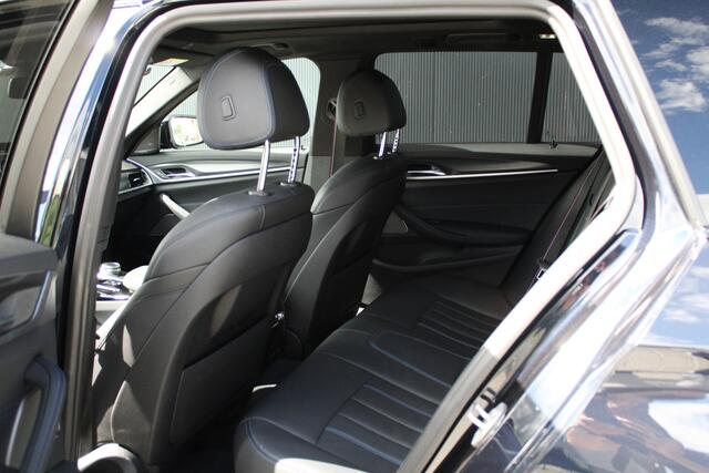 BMW 5-SERIE Touring 530d M-Sport - Trekhaak - Pano - Laser - HUD - 360 Camera - Keyless - Sportstoelen - H&K - Fabrieksgarantie - Rijklaar