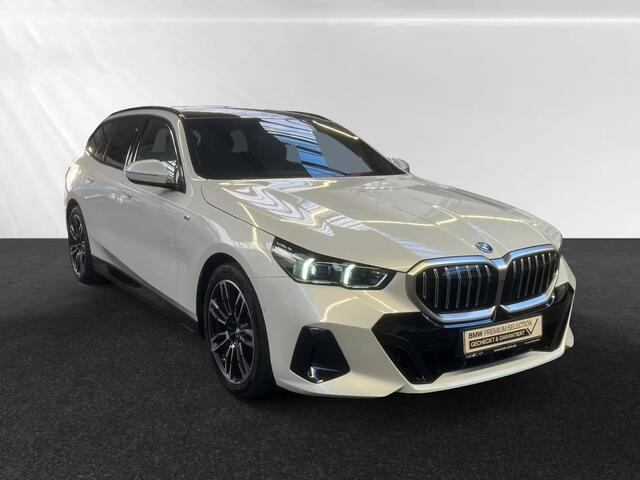 BMW 5-SERIE Touring 530e M Sport ** LED, NAVI+, LEDER/ALC, PANORAMA, TREKH, H&K SOUND, 19-inch LMV ** 1e EIG - Ex BMW-AG ** ** INFORMEER OOK NAAR ONZE AANTREKKELIJKE FINANCIAL-LEASE TARIEVEN **