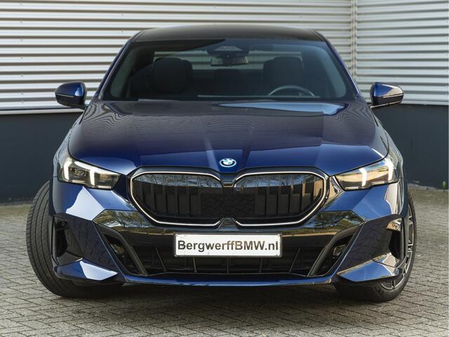 BMW 5-SERIE 530e M-Sport Pro - Pano - ACC - Harman Kardon - Head-up - Iconic Glow Exterieur