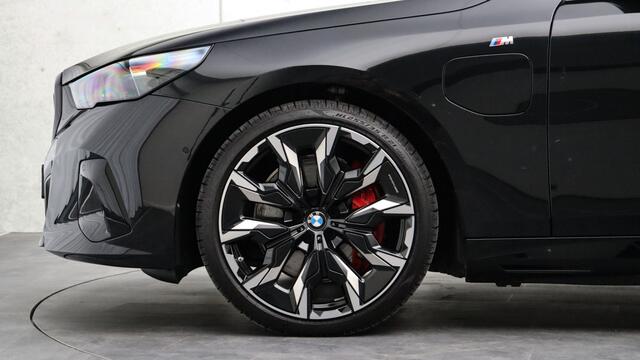 BMW 5-SERIE Touring 550e xDrive M-Sport Pro | Bowers & Wilkins | Stoelventilatie | Head-up | Panoramadak | Trekhaak | Carbon