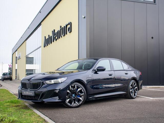 BMW 5-SERIE 550e xDrive | M Sport Pro | Adaptief onderstel | B&W | Stoelverwarming | 360 Camera | Panodak |