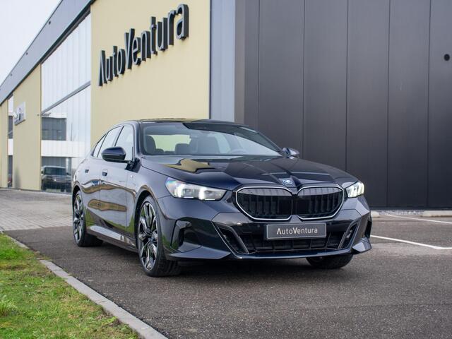 BMW 5-SERIE 550e xDrive | M Sport Pro | Adaptief onderstel | B&W | Stoelverwarming | 360 Camera | Panodak |