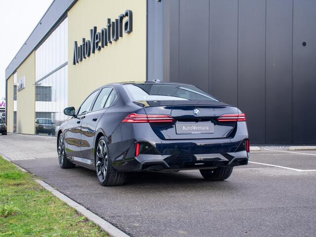 BMW 5-SERIE 550e xDrive | M Sport Pro | Adaptief onderstel | B&W | Stoelverwarming | 360 Camera | Panodak |