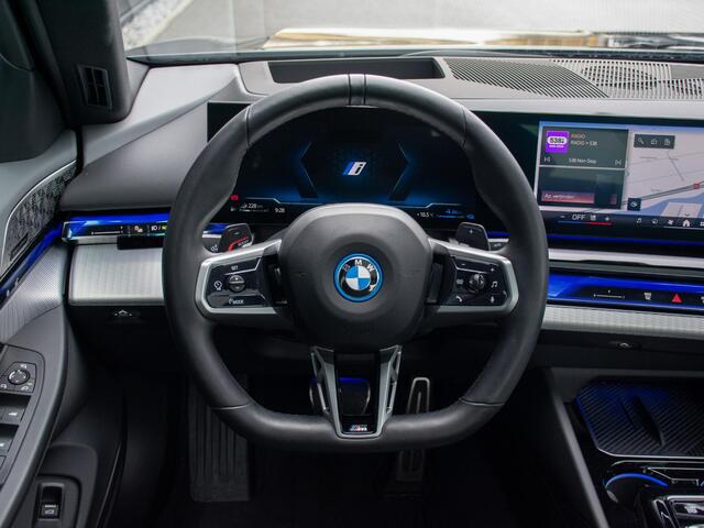 BMW 5-SERIE 550e xDrive | M Sport Pro | Adaptief onderstel | B&W | Stoelverwarming | 360 Camera | Panodak |