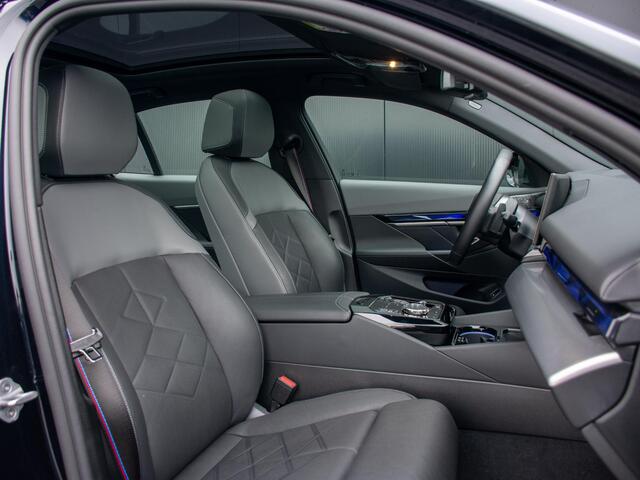 BMW 5-SERIE 550e xDrive | M Sport Pro | Adaptief onderstel | B&W | Stoelverwarming | 360 Camera | Panodak |