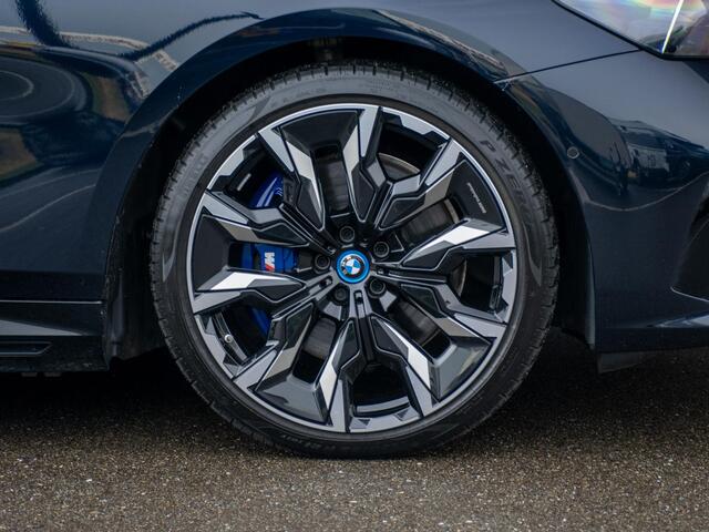 BMW 5-SERIE 550e xDrive | M Sport Pro | Adaptief onderstel | B&W | Stoelverwarming | 360 Camera | Panodak |