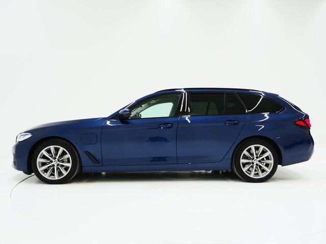 BMW 5-SERIE Touring 530e xDrive Shadow | Camera | Keyless | Adaptive Cruise | HUD | Leder | Dodehoek | Sfeerlicht | Carplay