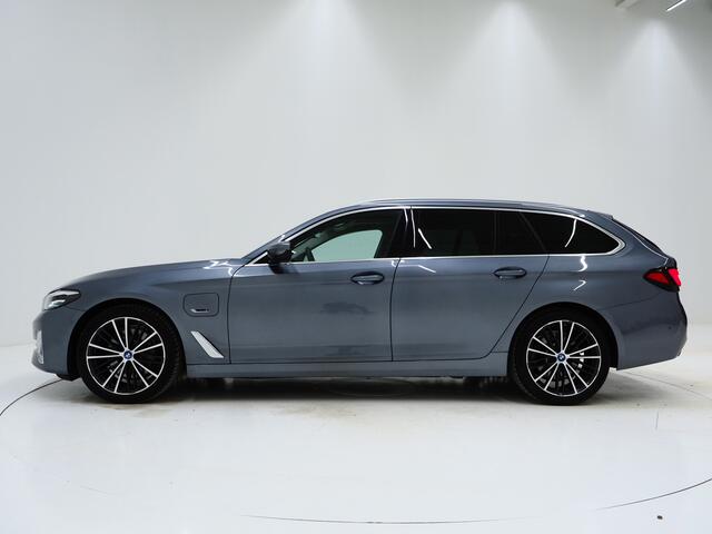 BMW 5-SERIE Touring 530e Executive Luxury | Panoramadak | Leder | Camera | Keyless | Sfeerlicht | Virtual | DAB | Carplay