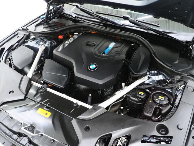 BMW 5-SERIE Touring 530e Executive Luxury | Panoramadak | Leder | Camera | Keyless | Sfeerlicht | Virtual | DAB | Carplay