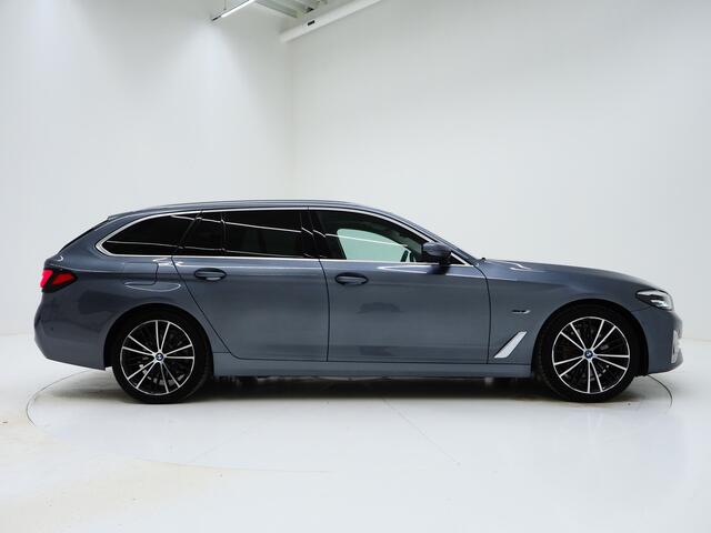 BMW 5-SERIE Touring 530e Executive Luxury | Panoramadak | Leder | Camera | Keyless | Sfeerlicht | Virtual | DAB | Carplay