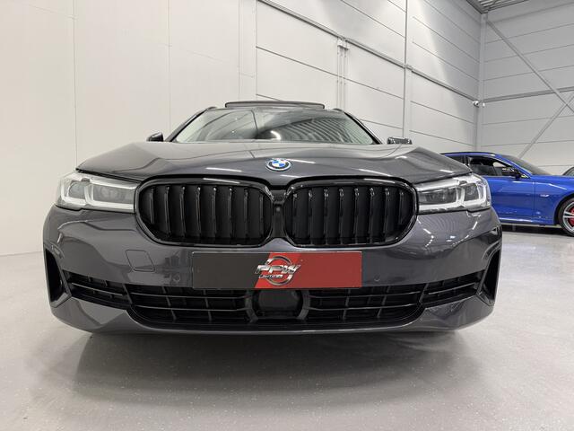 BMW 5-SERIE Touring 530e xDrive High Exe PANO/TREKHAAK/H&K/360CAMERA/ACC/19"M-SPORT BREEDSET/LED-ADAPTIVE/LEER-SPORT/SFEER/CARPLAY/SHADOW-LINE/SOPHISTOGRAU/NET OH BEURT GEHAD BIJ BMW DEALER