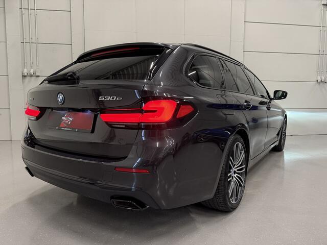 BMW 5-SERIE Touring 530e xDrive High Exe PANO/TREKHAAK/H&K/360CAMERA/ACC/19"M-SPORT BREEDSET/LED-ADAPTIVE/LEER-SPORT/SFEER/CARPLAY/SHADOW-LINE/SOPHISTOGRAU/NET OH BEURT GEHAD BIJ BMW DEALER