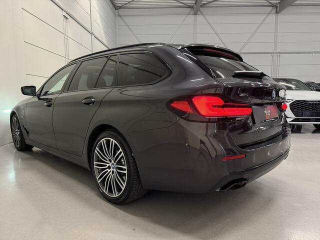 BMW 5-SERIE Touring 530e xDrive High Exe PANO/TREKHAAK/H&K/360CAMERA/ACC/19"M-SPORT BREEDSET/LED-ADAPTIVE/LEER-SPORT/SFEER/CARPLAY/SHADOW-LINE/SOPHISTOGRAU/NET OH BEURT GEHAD BIJ BMW DEALER