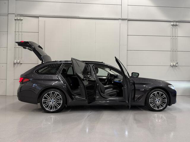 BMW 5-SERIE Touring 530e xDrive High Exe PANO/TREKHAAK/H&K/360CAMERA/ACC/19"M-SPORT BREEDSET/LED-ADAPTIVE/LEER-SPORT/SFEER/CARPLAY/SHADOW-LINE/SOPHISTOGRAU/NET OH BEURT GEHAD BIJ BMW DEALER