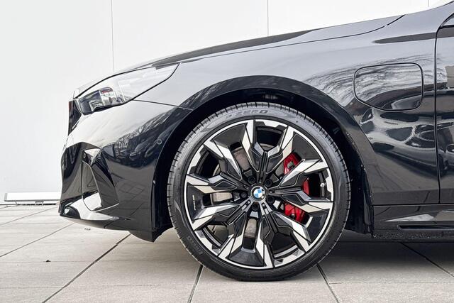 BMW 5-SERIE 550e xDrive M-sport / Bowers & Wilkins / Driving Assistant Professional / Stoelventilatie / Head-Up / Parking Assistant Professional / Stuurwielrandverwarming / Iconic Glow / 21 Inch