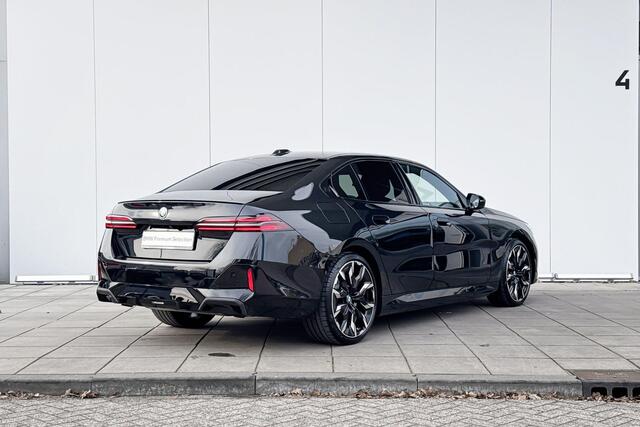 BMW 5-SERIE 550e xDrive M-sport / Bowers & Wilkins / Driving Assistant Professional / Stoelventilatie / Head-Up / Parking Assistant Professional / Stuurwielrandverwarming / Iconic Glow / 21 Inch