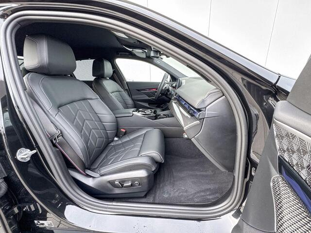 BMW 5-SERIE 550e xDrive M-sport / Bowers & Wilkins / Driving Assistant Professional / Stoelventilatie / Head-Up / Parking Assistant Professional / Stuurwielrandverwarming / Iconic Glow / 21 Inch
