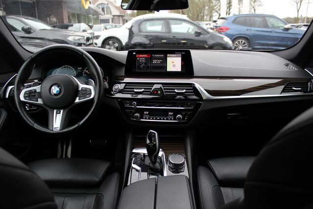 BMW 5-SERIE 540i High Exe. M Sport / Trekhaak / Schuifdak / Camera / Leder / Keyless / 20'' / Stoelventilatie+Verwarming / Stuurverwarming / Dodehoek / DAB / ACC