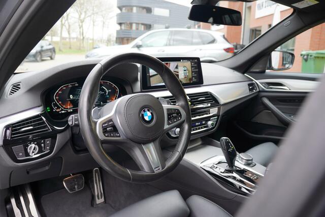 BMW 5-SERIE Touring 530i M-Sport High Executive / BTW / Pano / Trekhaak / Head Up / Harman Kardon / Laser / Comfort Stoel /