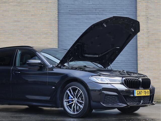 BMW 5-SERIE Touring 530e xDrive M Sport Plus | Pano | HUD | Comfortstoelen | ACC | Harman/Kardon | Haak |