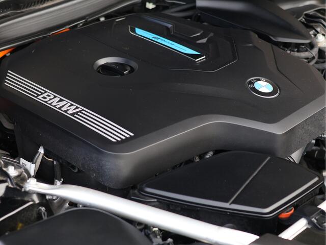 BMW 5-SERIE Touring 530e xDrive M Sport Plus | Pano | HUD | Comfortstoelen | ACC | Harman/Kardon | Haak |