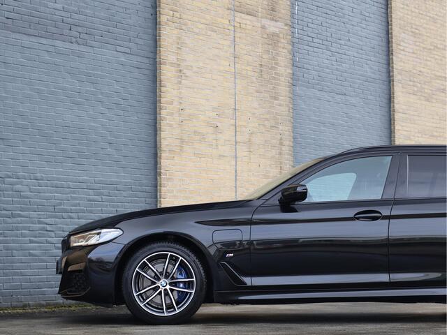 BMW 5-SERIE Touring 530e xDrive M Sport Plus | Pano | HUD | Comfortstoelen | ACC | Harman/Kardon | Haak |