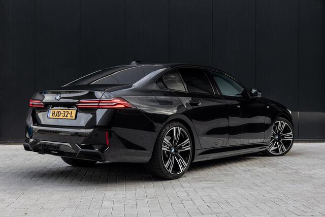 BMW 5-SERIE 550e xDrive | SOH 95,6% | M-Sport | Comfortstoelen met Geheugen | Adaptief Onderstel | Comfort Pakket | Panoramadak | Driving Assistant Professional | Shadow Line | Adaptieve LED Verlichting | DAB | Bowers & Wilkins |