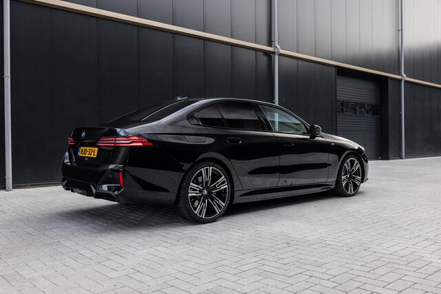 BMW 5-SERIE 550e xDrive | SOH 95,6% | M-Sport | Comfortstoelen met Geheugen | Adaptief Onderstel | Comfort Pakket | Panoramadak | Driving Assistant Professional | Shadow Line | Adaptieve LED Verlichting | DAB | Bowers & Wilkins |