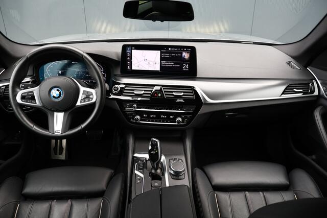 BMW 5-SERIE Touring 530e M Sport Business Edition Plus | 19 inch | Leer | Stoelverwarming | Berninagrau Bernstein | Live Cockpit | Apple Carplay / Android Auto | M-pakket