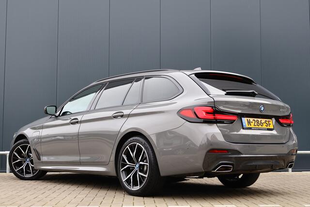 BMW 5-SERIE Touring 530e M Sport Business Edition Plus | 19 inch | Leer | Stoelverwarming | Berninagrau Bernstein | Live Cockpit | Apple Carplay / Android Auto | M-pakket