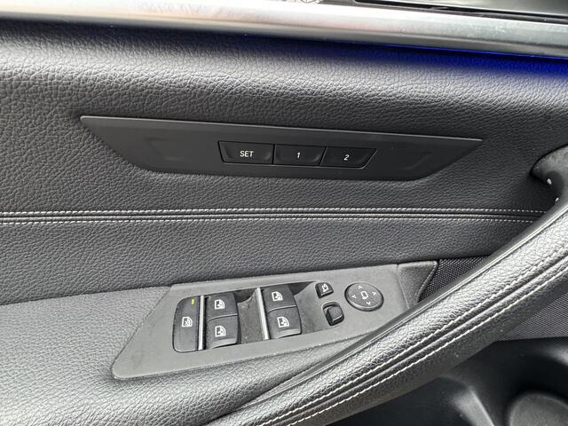 BMW 5-SERIE 520i High Exec M - Sport / Elektrische stoelen met geheugenfunctie / Stoelverwarming / Lederen Bekleding / Apple Carplay & Android Auto / 18" lm. velgen /Camera / Cruise Control / Climate Control /