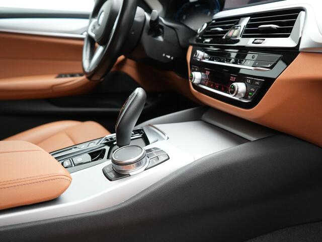 BMW 5-SERIE Touring 530e xDrive Plu In Hybrid Business Edition Plus 293pk Dealer O.H PHEV | Trekhaak af Fabriek | Adaptive Cruise | 360 Camera | M Sportstuur | Keyless | BLIS |