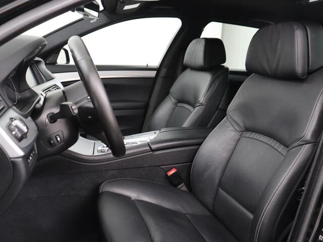 BMW 5-SERIE Touring 530d Luxury Line | Adaptive cruise | Head-Up | Leder | Trekhaak | Stoel & stuurverwarming | Camera | Navigatie | Achterbankverwarming | Parkeerhulp | Bluetooth