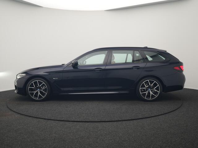 BMW 5-SERIE Touring 530e M Sport Plug in Hybrid 293pk Dealer O.H PHEV | Trekhaak af fabriek | Adaptive Cruise | 19"L.M | Lederen Sportstoelen Verwarmd | Camera & Parkassist | Apple Carplay | Sfeerverlichting |