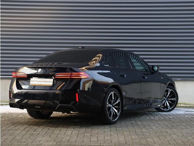 BMW 5-SERIE Sedan 530e | M Sportpakket | Panodak | Head-Up | Harman Kardon | Comfort Access | Stoelventilatie | Parking Assistant Plus | Driving Assistant | 20'' LMV