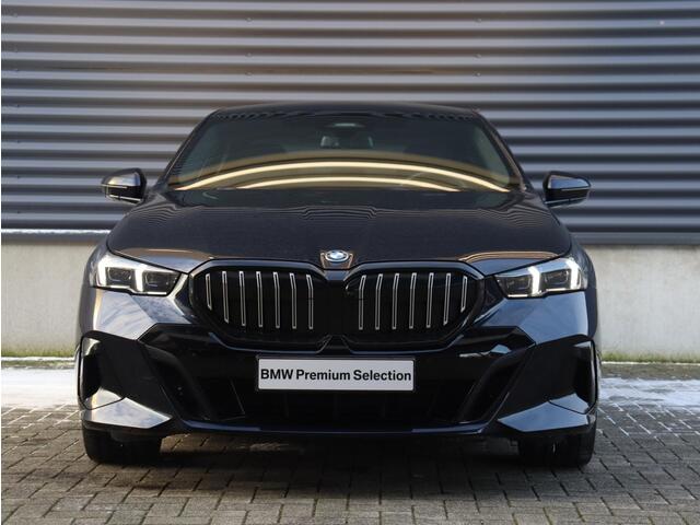 BMW 5-SERIE Sedan 530e | M Sportpakket | Panodak | Head-Up | Harman Kardon | Comfort Access | Stoelventilatie | Parking Assistant Plus | Driving Assistant | 20'' LMV