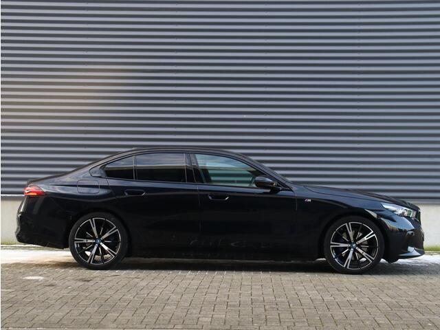BMW 5-SERIE Sedan 530e | M Sportpakket | Panodak | Head-Up | Harman Kardon | Comfort Access | Stoelventilatie | Parking Assistant Plus | Driving Assistant | 20'' LMV