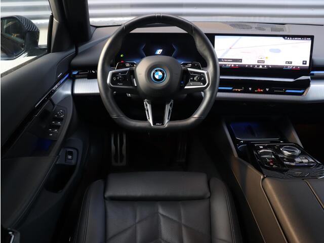 BMW 5-SERIE Sedan 530e | M Sportpakket | Panodak | Head-Up | Harman Kardon | Comfort Access | Stoelventilatie | Parking Assistant Plus | Driving Assistant | 20'' LMV