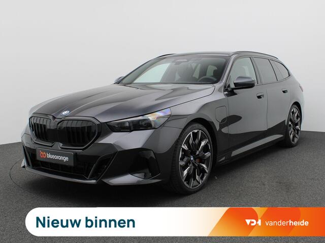 BMW 5-SERIE Touring 530e xDrive 299PK Aut. M-Sport, Panoramadak, Head-Up Display, Stoelverwarming & ventilatie, Bowers & Wilkins Audio, Elektr. Achterklep, Trekhaak, 21" LM Velgen