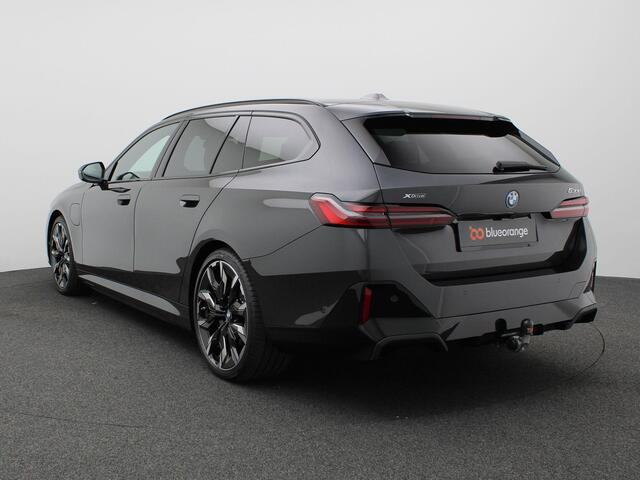 BMW 5-SERIE Touring 530e xDrive 299PK Aut. M-Sport, Panoramadak, Head-Up Display, Stoelverwarming & ventilatie, Bowers & Wilkins Audio, Elektr. Achterklep, Trekhaak, 21" LM Velgen